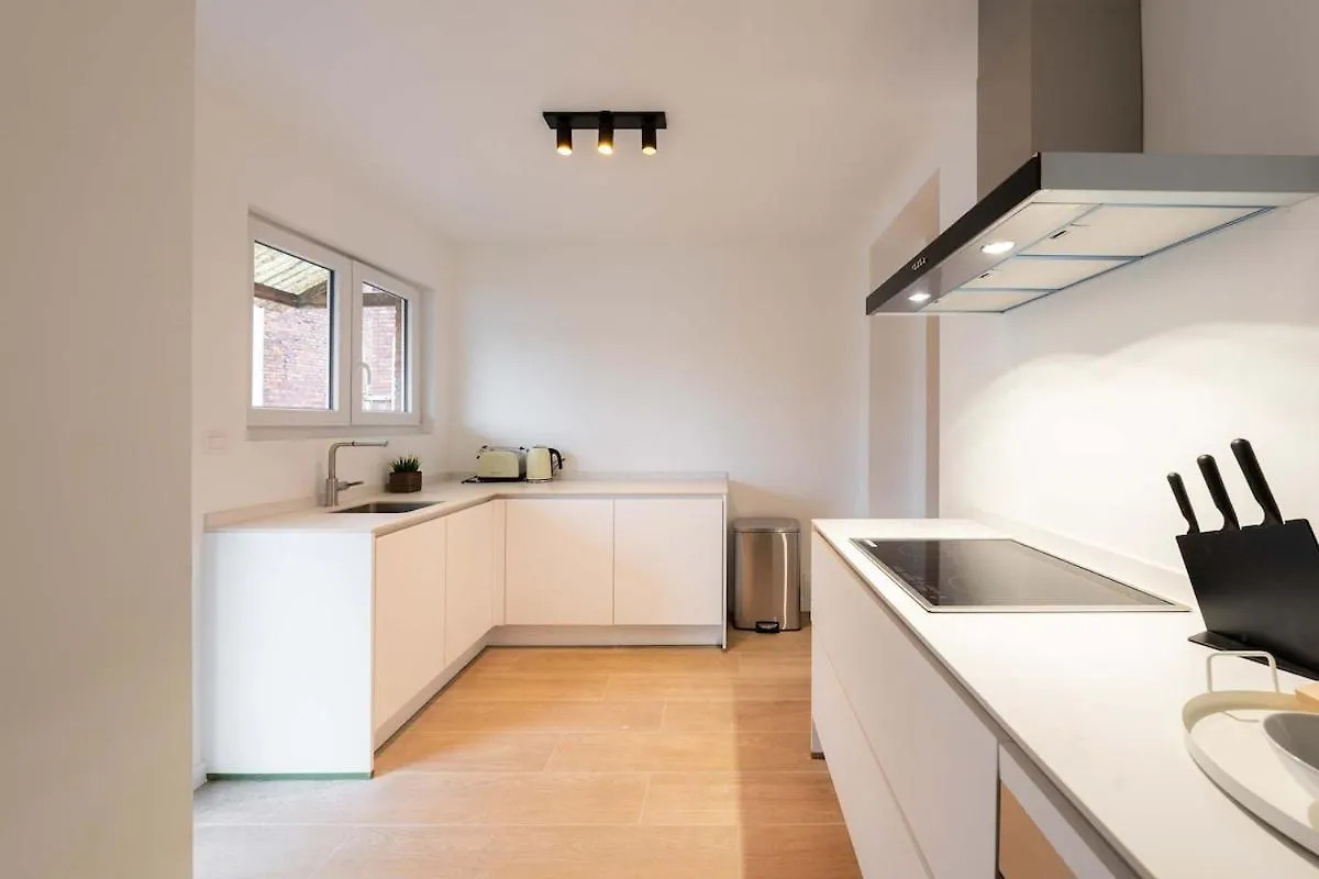 Inviting 5-Person Duplex In Vibrant Antwerp Apartment 0*,